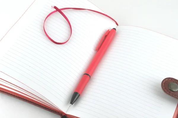 Notizbuch und roter Stift — Stockfoto
