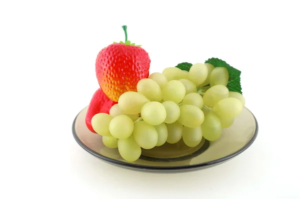 Fresas y racimo de uvas en el platillo —  Fotos de Stock