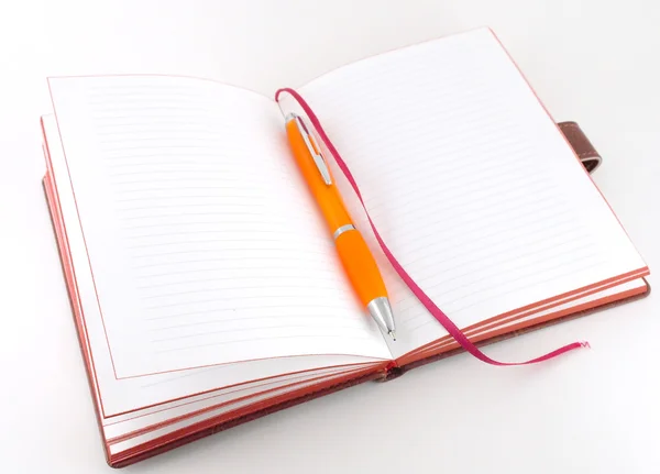 Cuaderno y pluma naranja —  Fotos de Stock