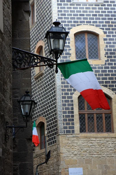Vlag en straat lamp, Italië — Stockfoto
