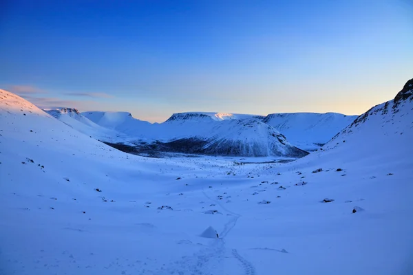 Lever de soleil dans les montagnes arctiques — Photo