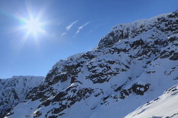 Güneş ve karla kaplı tepeler — Stok fotoğraf