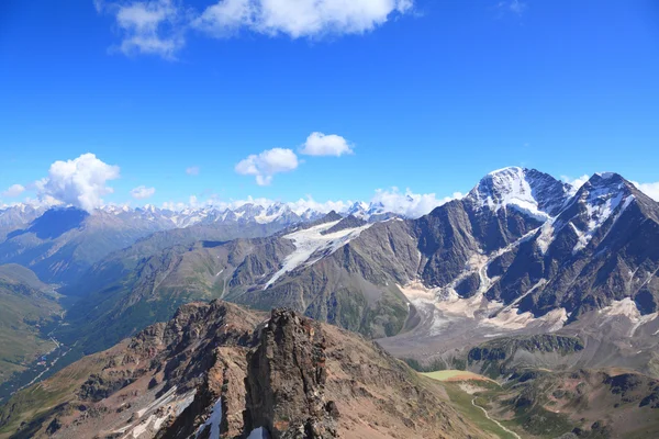 Blick vom Gipfel des Mount Cheget — Stockfoto