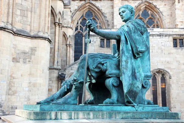 Staty av Konstantin jag utanför york minster i england, gb — Stockfoto