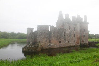 Caerlaverock kalesi sise gömüldü.