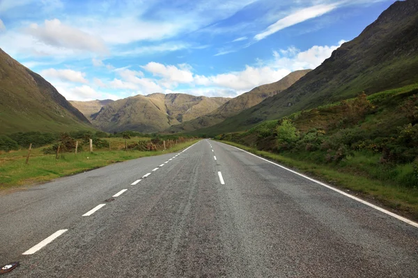 Straße im nördlichen Teil Schottlands Ende Loch Shiel, Großbritannien — Stockfoto