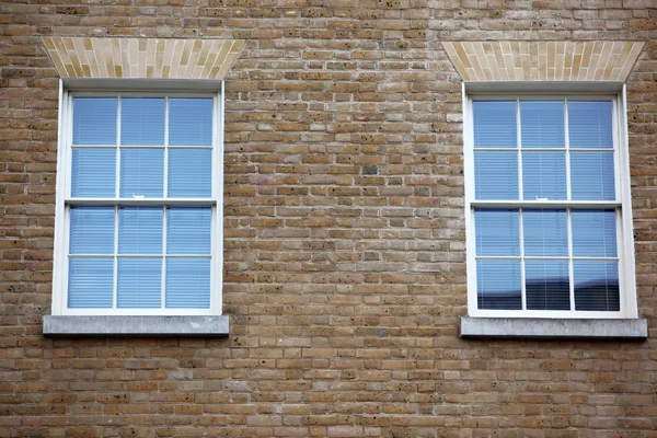 Dvě klasické viktoriánské okna v Londýně, Velká Británie — Stock fotografie