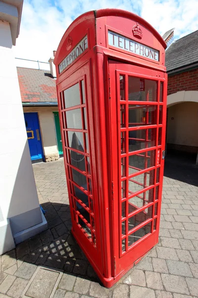 Teléfono rojo tradicional en Londres, Reino Unido —  Fotos de Stock