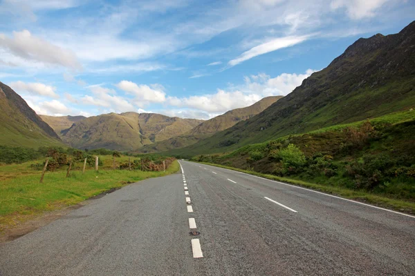 Road in North part of Scotland end of Loch Shiel, Storbritannia – stockfoto