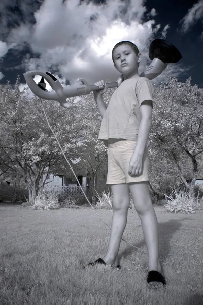 Junge mit Trimmer im Garten — Stockfoto
