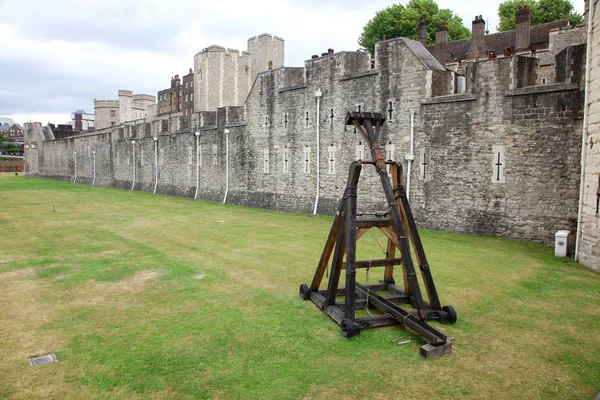 Katapulta bitwy w tower of london, średniowiecznego zamku i pris — Zdjęcie stockowe