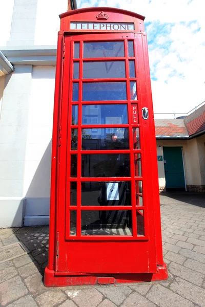 Teléfono rojo tradicional en Londres, Reino Unido — Foto de Stock