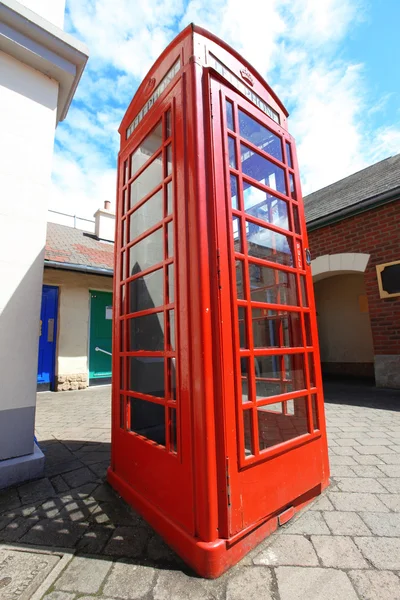 Tradycyjna czerwona budka telefoniczna w Londynie, Wielka Brytania — Zdjęcie stockowe