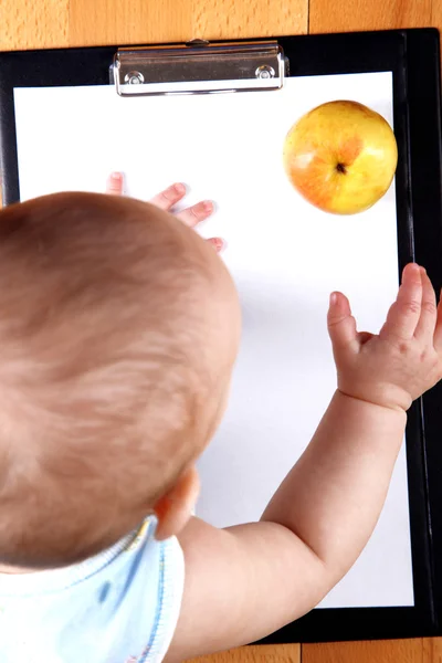 Baby tagit äpple — Stockfoto