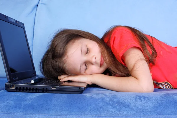 Chica cansada durmiendo en el PC —  Fotos de Stock