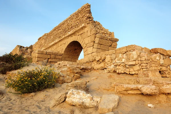 Atardecer en el antiguo acueducto romano en Ceasarea en la costa o — Foto de Stock