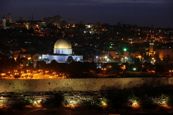Night view of Temple Mount with Dome of the Rock and old city fr — Stock Photo, Image