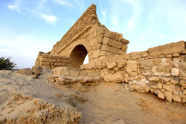 Antigo aqueduto romano em Ceasaréia, na costa da Mediterra — Fotografia de Stock