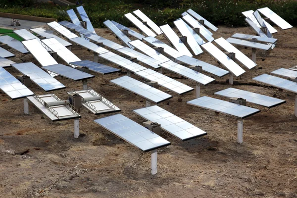 Alternatieve, hernieuwbare zonne-energie, zon-elektriciteitscentrale — Stockfoto