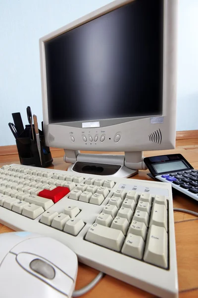 Místo práce - klávesnice a monitor u stolu — Stock fotografie