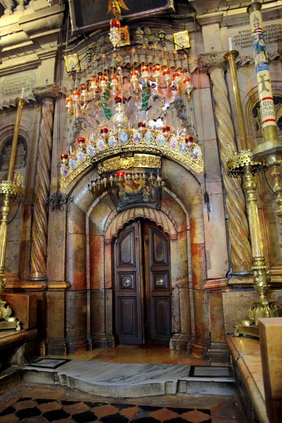 Sepulcro de Jesucristo en la iglesia del Santo Sepulcro en — Foto de Stock