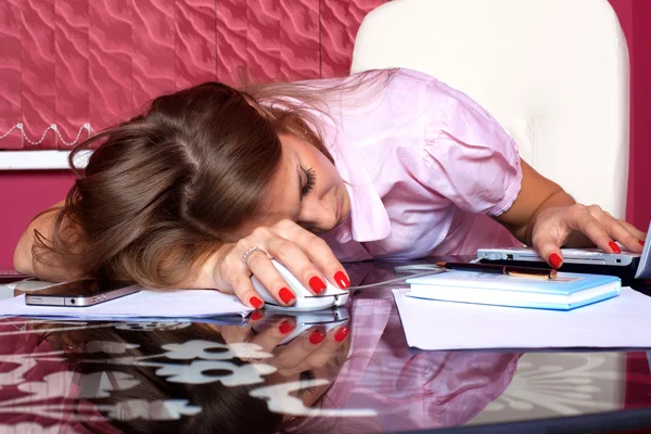 Tired woman sleeping at the PC — Stock Photo, Image