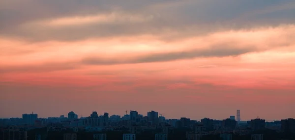 Solnedgång över staden — Stockfoto