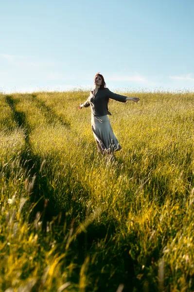 Mulher feliz no campo — Fotografia de Stock