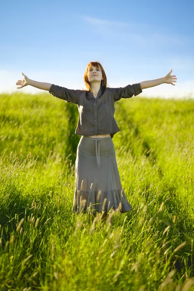 Glad kvinna i fältet — Stockfoto