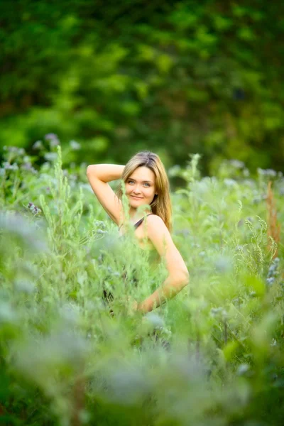 Hermosa chica en la hierba — Foto de Stock