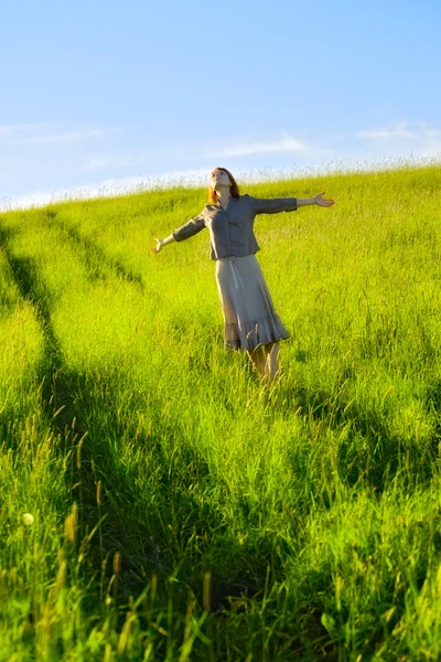 Šťastná žena v poli — Stock fotografie