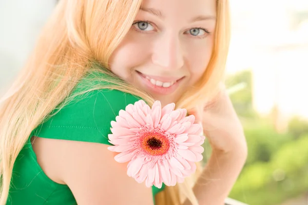 Vacker flicka med blomma — Stockfoto