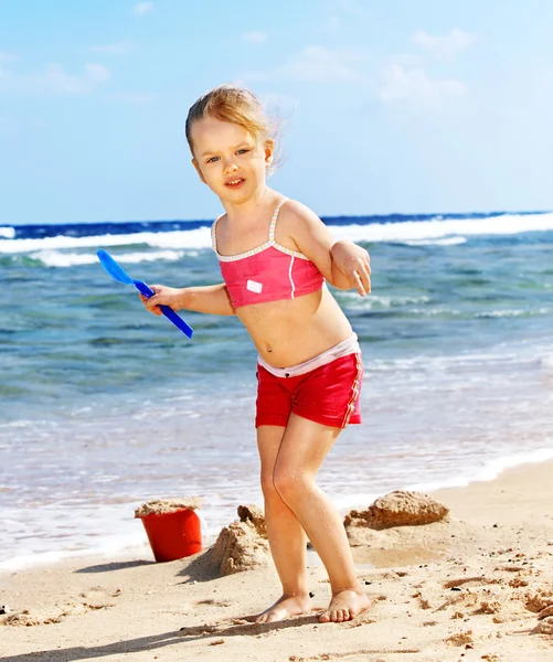 Criança brincando na praia. — Fotografia de Stock
