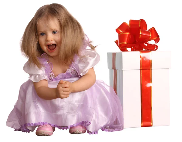 在服装的玩具娃娃有礼品盒中的女孩. — 图库照片