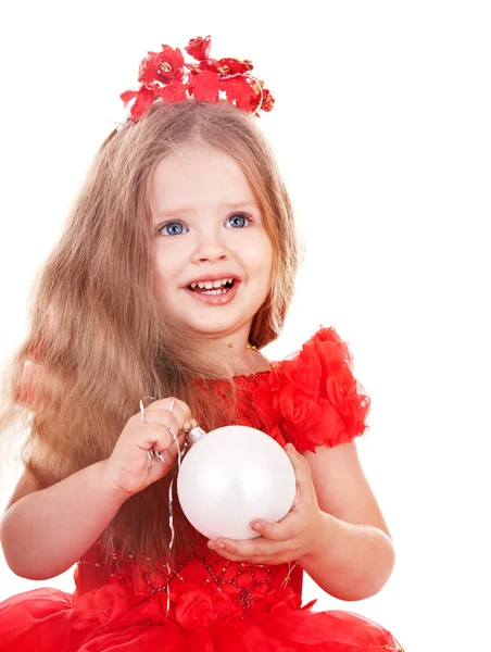 Dítě v červené santa hat drží vánoční koule. — Stock fotografie
