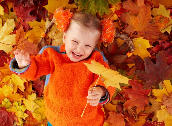 Çocuk sonbahar turuncu yaprak. — Stok fotoğraf