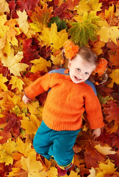 Gyermek narancssárga ősz. — Stock Fotó