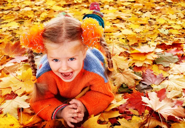 Menina criança no outono folhas de laranja . — Fotografia de Stock