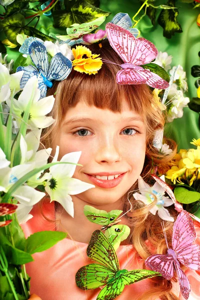 Kız kelebek ve çiçek yeşil çimenlerin üzerinde. — Stok fotoğraf