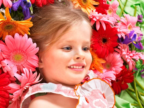 Niedliches Kind auf der Blume liegend. — Stockfoto