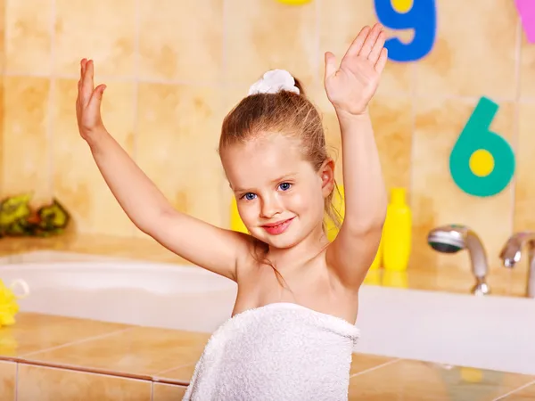 Kid wassen in het bad. — Stockfoto