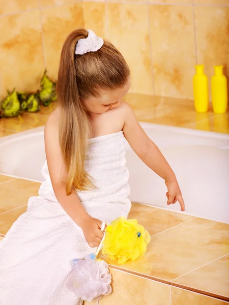 Lavado de niños en el baño . —  Fotos de Stock