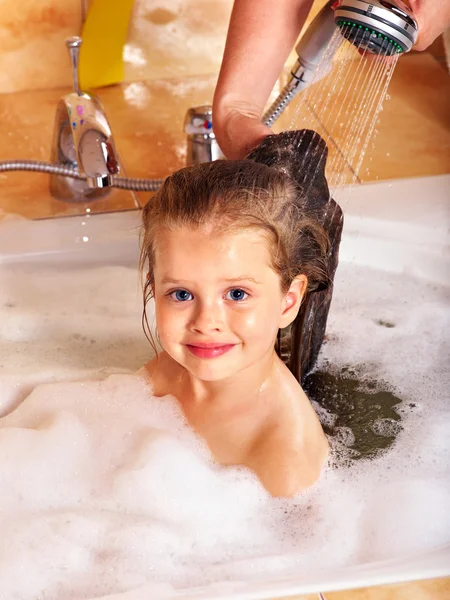 Dziecko przez szampon do mycia włosów . — Zdjęcie stockowe