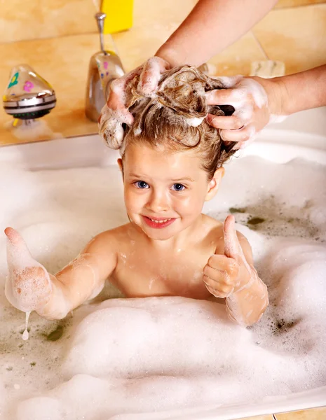 Kid wassen haar met shampoo . — Stockfoto