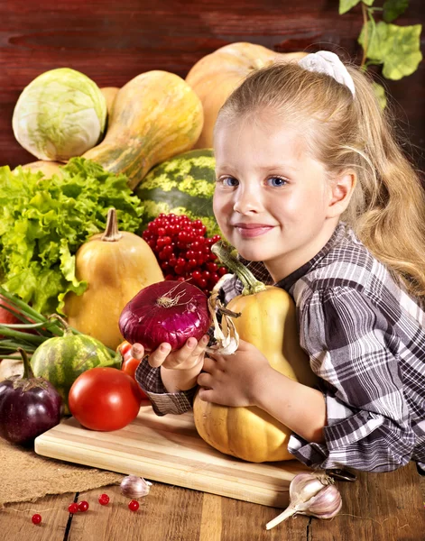 Kind met plantaardige keuken. — Stockfoto