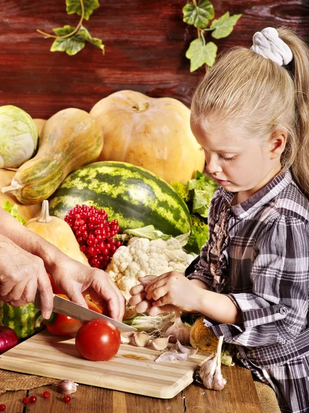 Bambino con vegetale su cucina . — Foto Stock