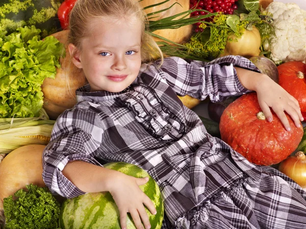Παιδί με λαχανικά στην κουζίνα. — Φωτογραφία Αρχείου