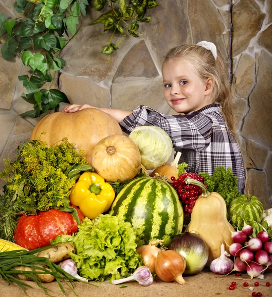 Dítě se zeleninou na kuchyň. — Stock fotografie