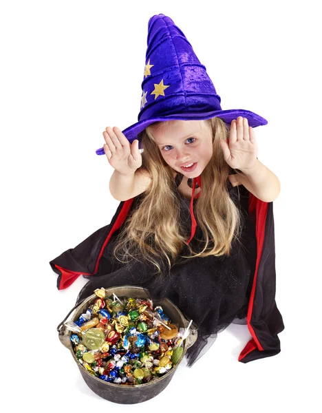 Čarodějnice dítě s candy. — Stock fotografie