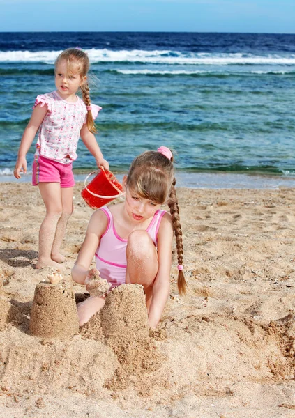 ビーチで遊んでいる子供たち. — ストック写真